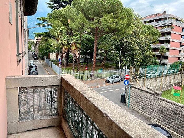 Appartamento trilocale in affitto in Via Caprera, Centro, Lecco