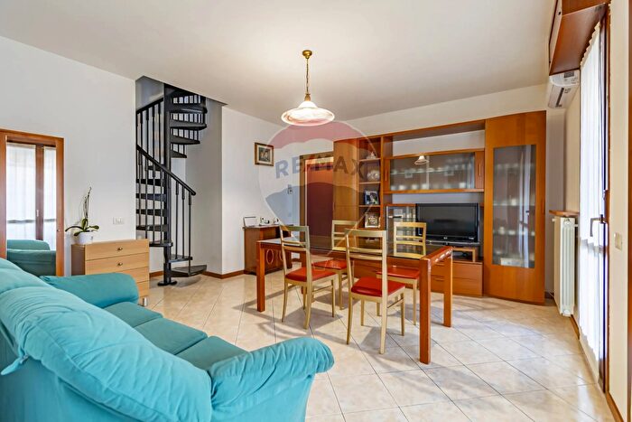 Appartamento quadrilocale in vendita in Via Toscanini, Usmate Velate