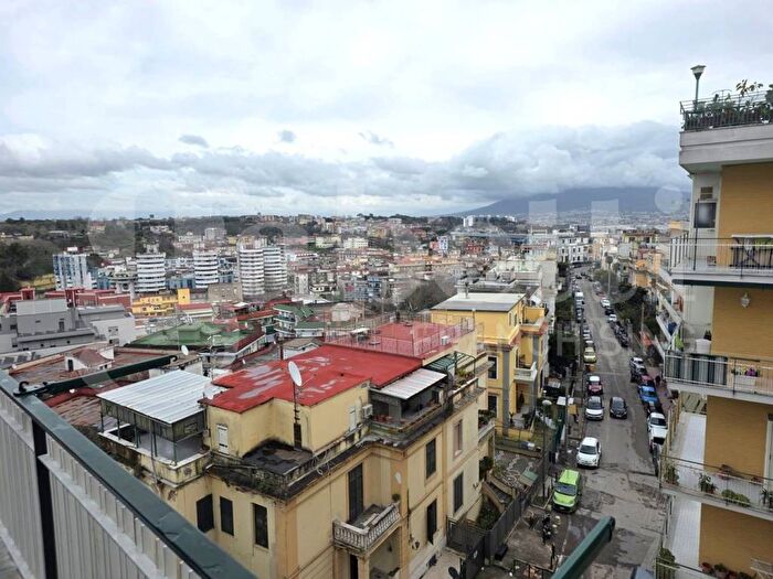 Appartamento con 5 locali in affitto in Prolungamento Carlo De Marco, San Carlo AllArena, Napoli