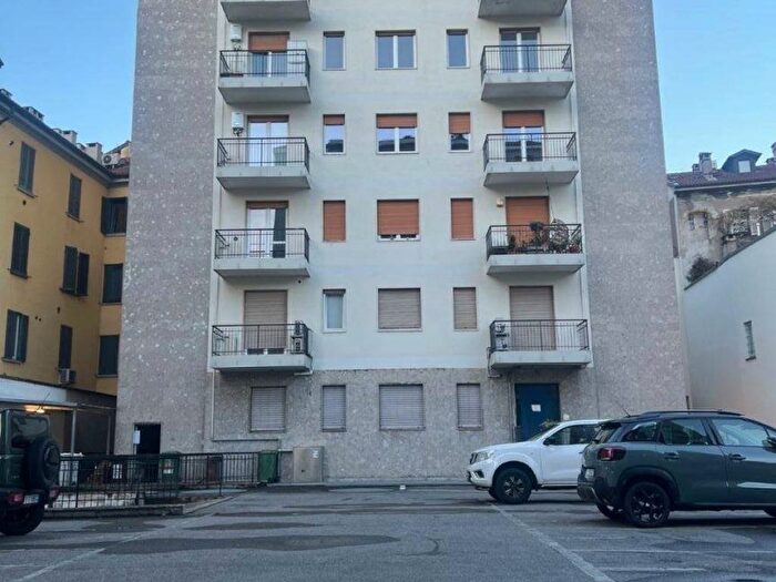 Appartamento trilocale in affitto in Corso San Gottardo, Milano