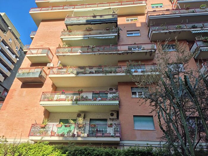 Appartamento con 5 locali in vendita in Viale Croce Rossa, Palermo