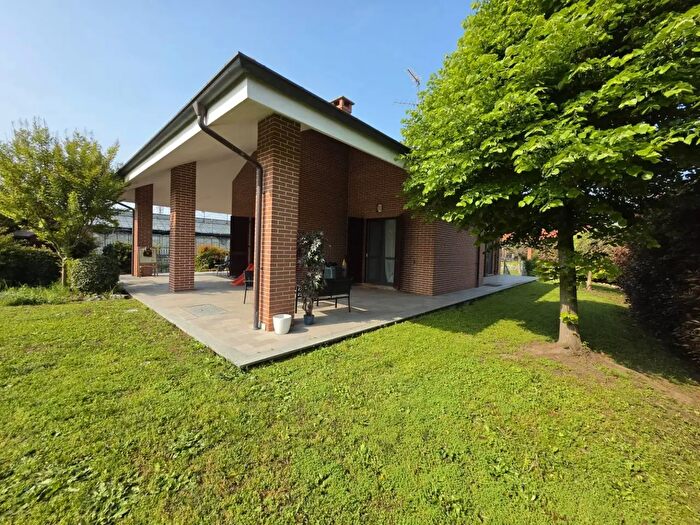 Casa con 8 locali in vendita in Via Mario Cora, Asti