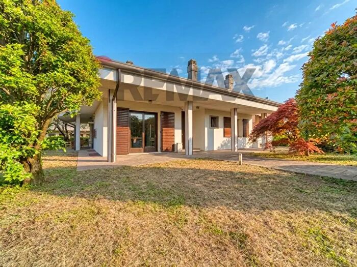 Casa con 12 locali in vendita in Via Guido Rossa, Tezze Sul Brenta