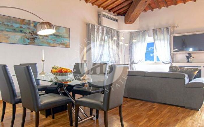 Appartamento con 6 locali in vendita in Lucca