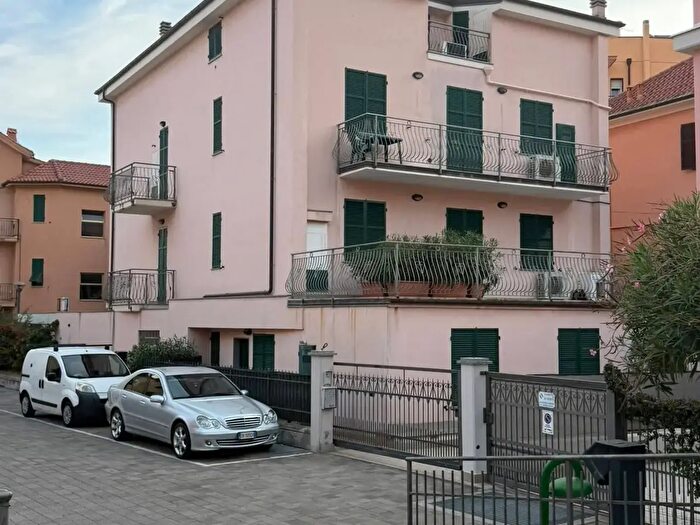 Appartamento trilocale in vendita in Via Giacomo Matteotti Snc, Borgio Verezzi