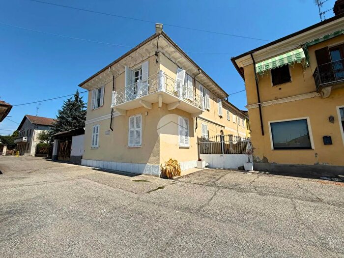 Casa con 6 locali in vendita in Piazza Libertà, Stroppiana