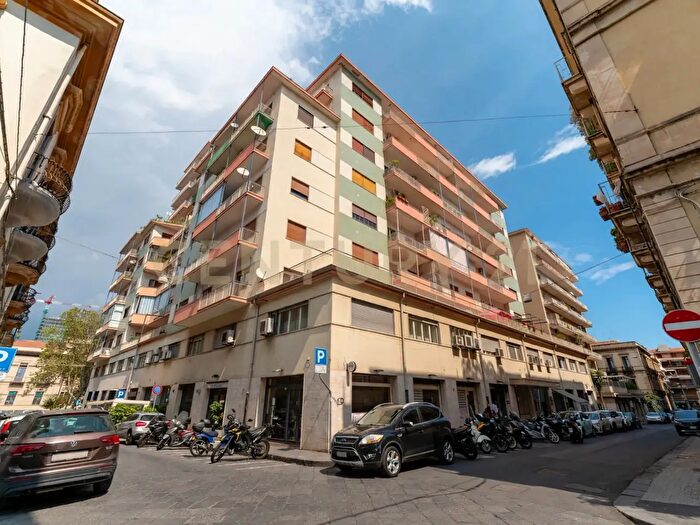 Appartamento con 10 locali in vendita in Via Alberto Mario, Catania