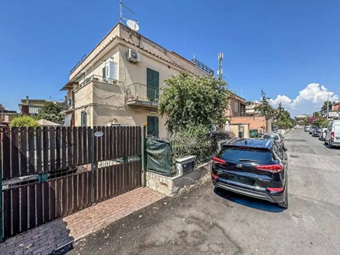 Appartamento trilocale in vendita in Via Lorenzo Nerucci, Roma