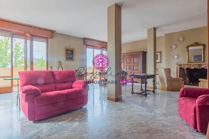 Appartamento con 10 locali in vendita in Via Pubblico Passeggio, Piacenza