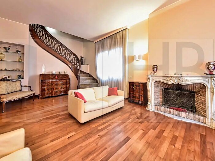 Casa con 9 locali in vendita in Rho