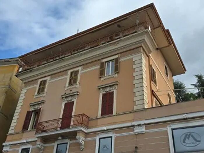 Appartamento con 5 locali in vendita in Via Vittorio Veneto, Olevano Romano