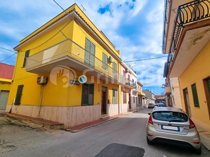 Casa con 9 locali in vendita in Avola