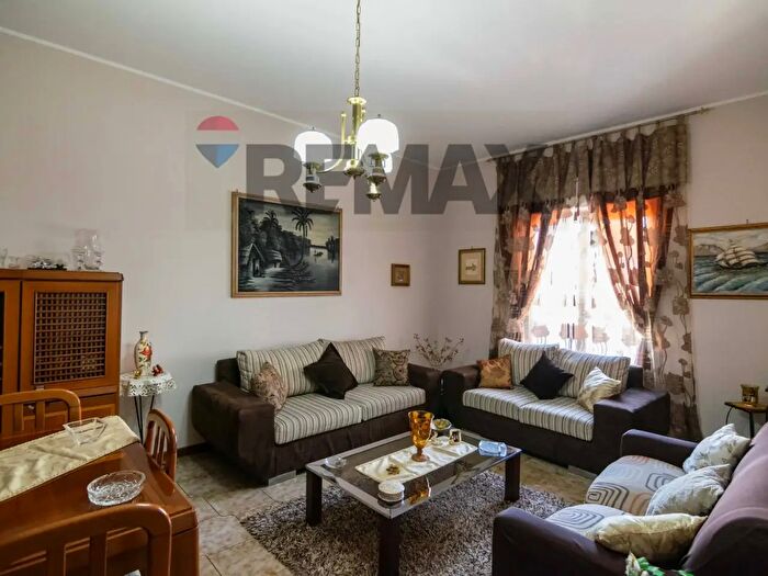 Appartamento con 5 locali in vendita in Via Santa Maria La Stella, Aci SantAntonio