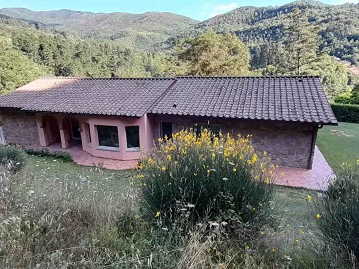 Casa con 8 locali in vendita in Londa