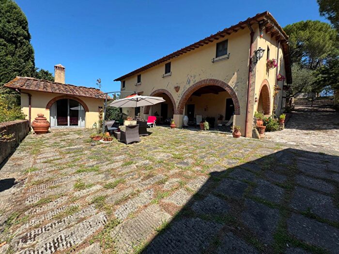 Appartamento con 17 locali in vendita in Scandicci