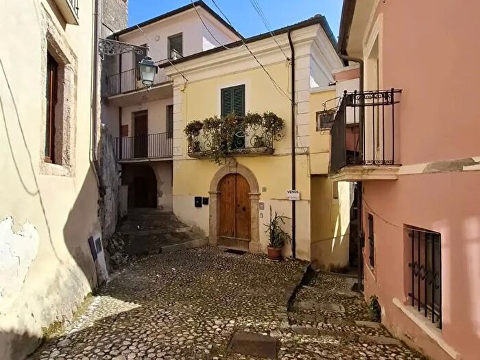 Appartamento con 9 locali in vendita in Via Scesa, Fontechiari