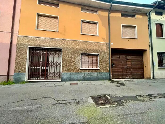 Casa con 5 locali in vendita in Via Scuole, Borgo San Giacomo