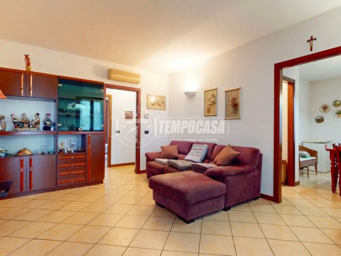 Appartamento quadrilocale in vendita in Via Germania Eremo, Curtatone