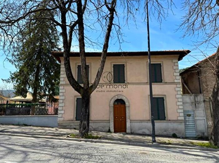 Casa con 6 locali in vendita in Viale Martiri della Resistenza, Spoleto