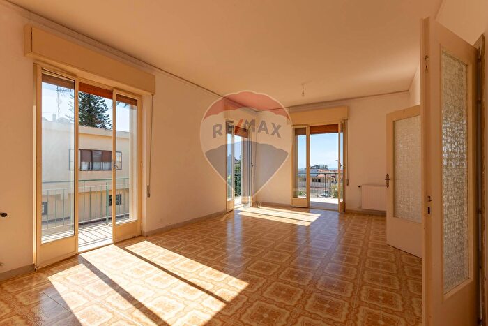 Casa con 9 locali in vendita in Via Pio La Torre, Santa Croce Camerina