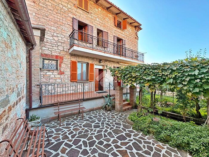 Casa con 6 locali in vendita in Via Carbone, Costacciaro