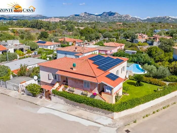 Casa con 6 locali in vendita in Via Pasquale Filigheddu, Arzachena