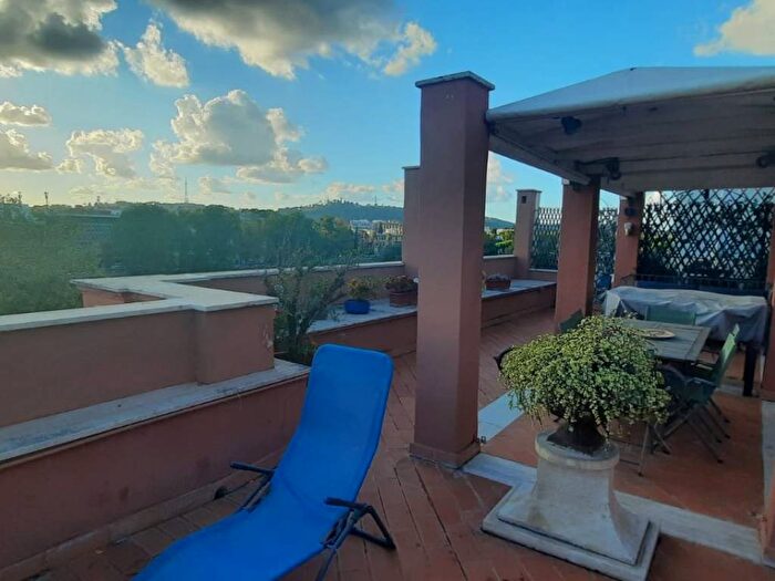 Casa con 6 locali in affitto in Lungotevere Arnaldo da Brescia, Flaminio, Roma