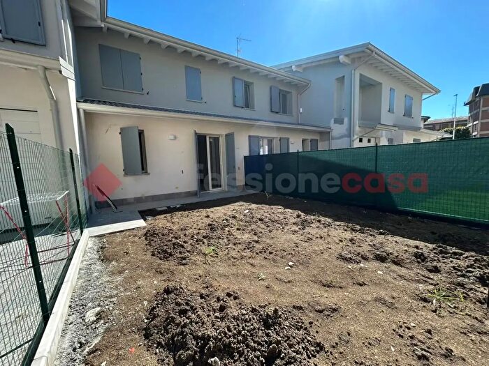 Casa con 5 locali in vendita in Via Aosta, Casalgrande