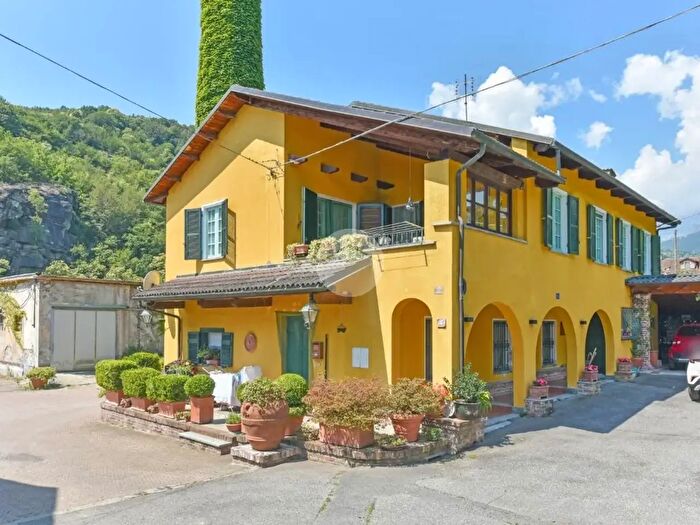 Casa con 8 locali in vendita in Via Sertorio, Coazze