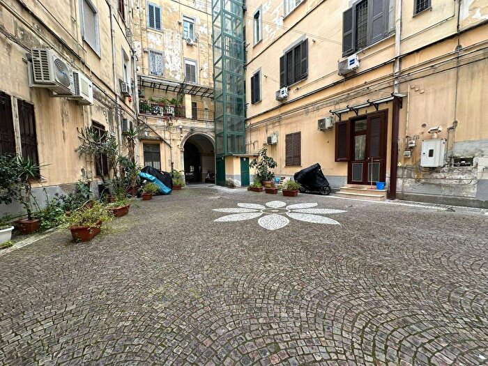 Casa trilocale in affitto in Via Giacinto Albino, Tribunali, Napoli