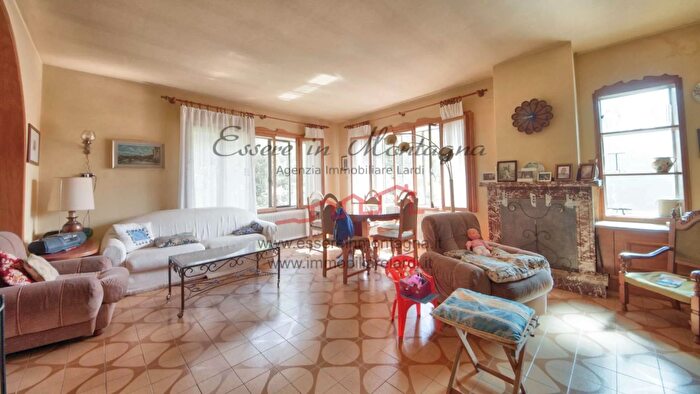 Casa con 8 locali in vendita in Pievepelago