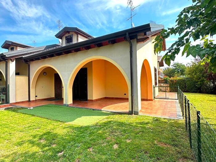 Casa quadrilocale in vendita in Via Wolfgang Amadeus Mozart, Velate, Usmate Velate
