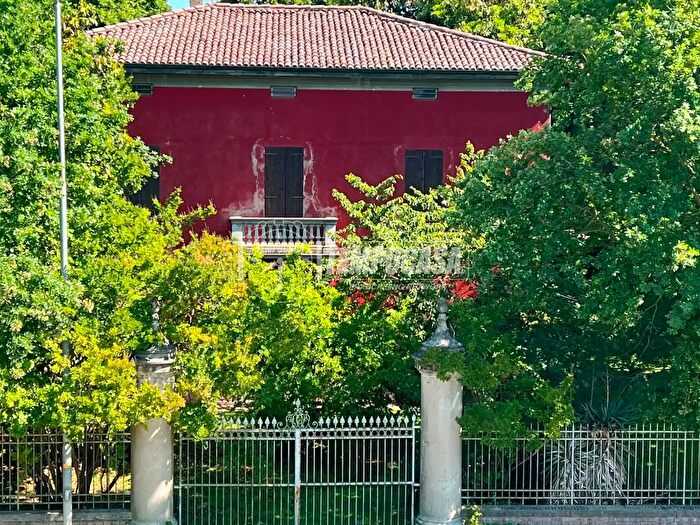 Casa con 7 locali in vendita in Via Matteotti, Sala Bolognese