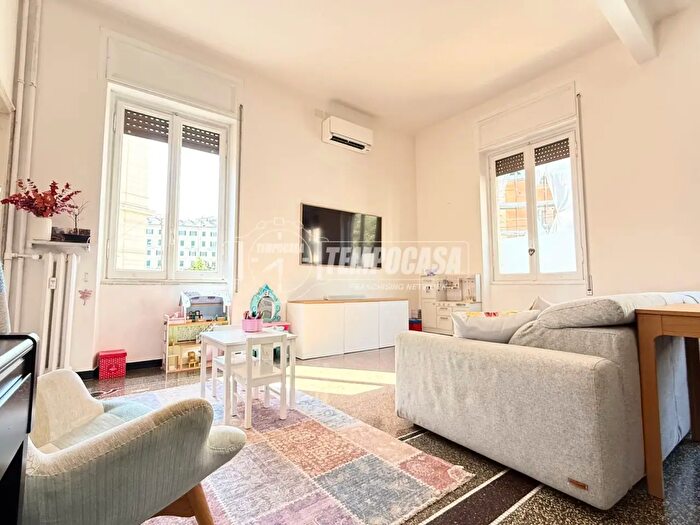 Appartamento con 6 locali in vendita in Via Montevideo, Genova