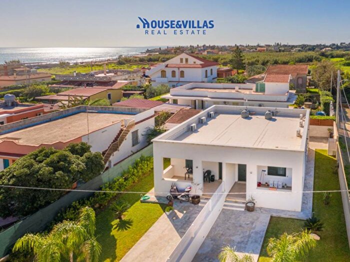 Casa trilocale in affitto in Via Elsa Morante, Centro, Avola