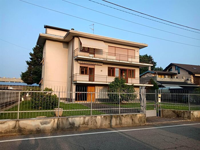 Appartamento trilocale in vendita in Via Crocetta, Cavaria Con Premezzo