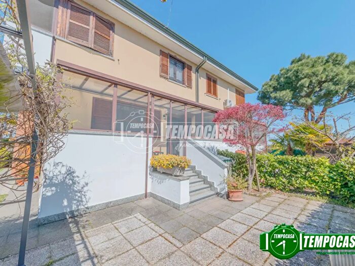 Casa quadrilocale in vendita in Via Don Minzoni, Noviglio