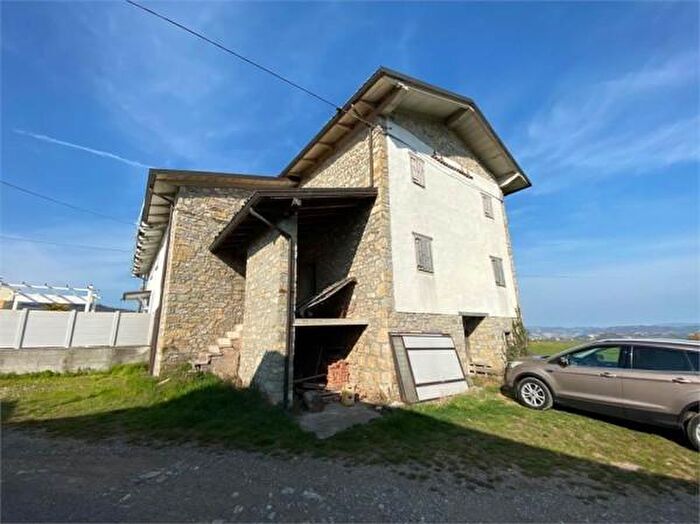 Casa quadrilocale in vendita in Via Pescarola, Serramazzoni