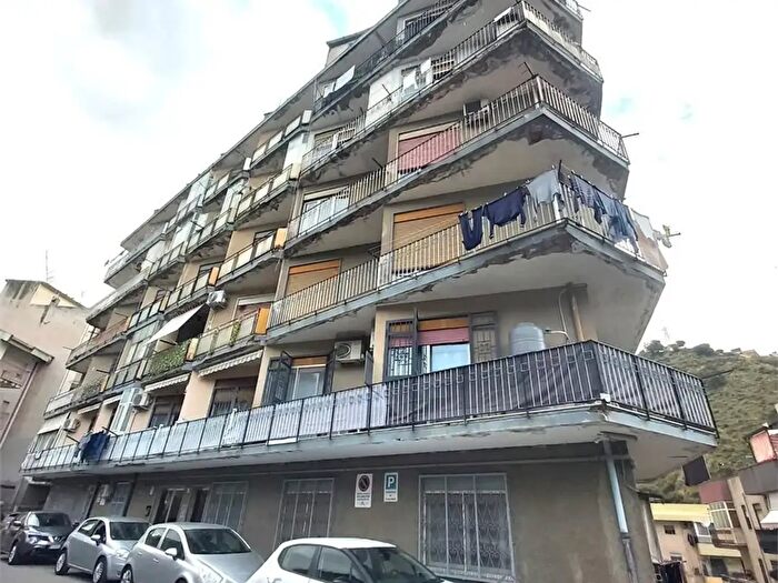 Appartamento trilocale in vendita in Via del Santo, Messina