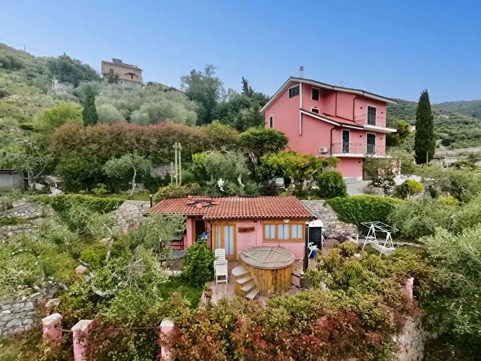 Casa con 10 locali in vendita in Via Silvio del Becchi, Pontedassio