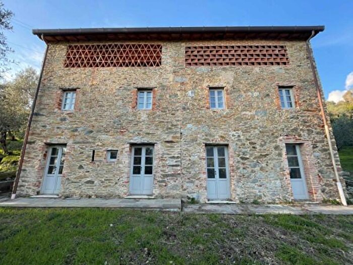 Casa con 6 locali in vendita in Camaiore