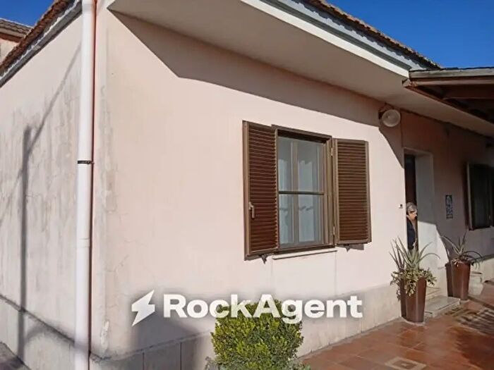 Casa con 6 locali in vendita in Via Carrara, Latina