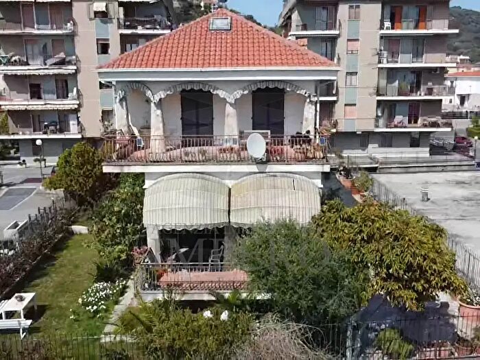 Casa con 8 locali in vendita in Via Nervia, Ventimiglia