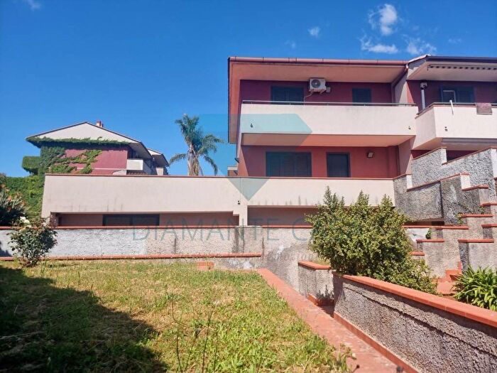 Casa con 6 locali in affitto in Via Giacomo Leopardi, Marchesana, Aci Catena