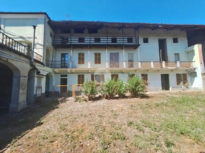 Casa con 9 locali in vendita in Via XX Settembre, Settimo Rottaro