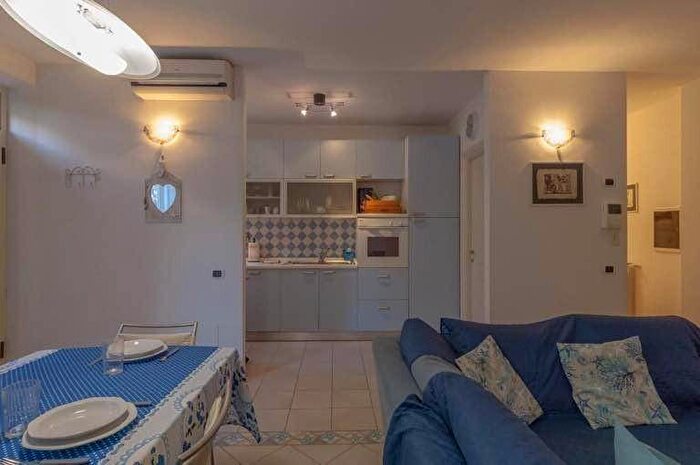 Appartamento trilocale in affitto in Via Roma, Lungomare, Viareggio