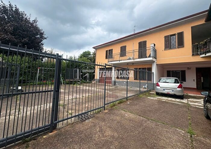 Appartamento con 5 locali in vendita in Via Volta, Cogliate