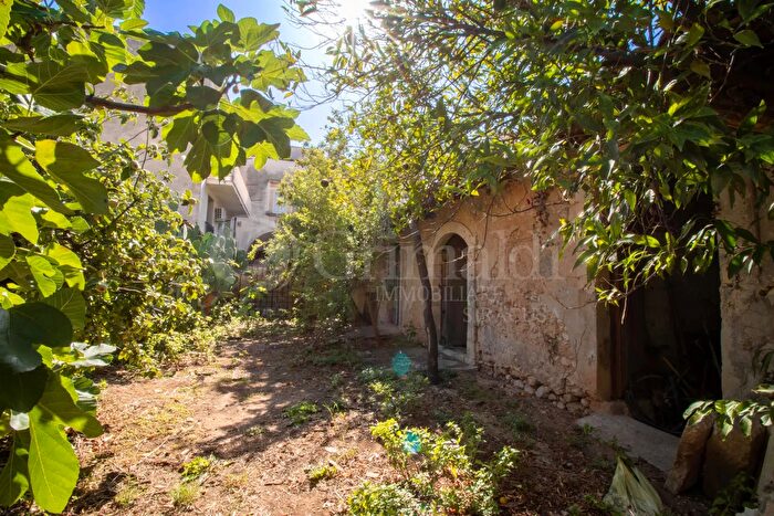 Casa con 7 locali in vendita in Via Giusti, Avola