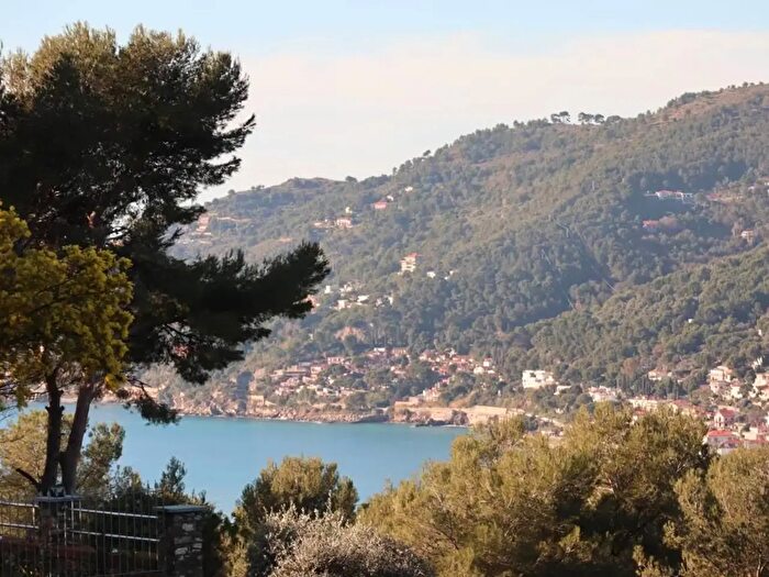 Appartamento trilocale in vendita in Strada delle Catene, Andora