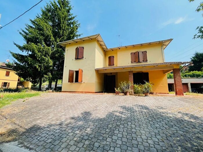 Casa con 8 locali in vendita in Via Lavino, Monte San Pietro